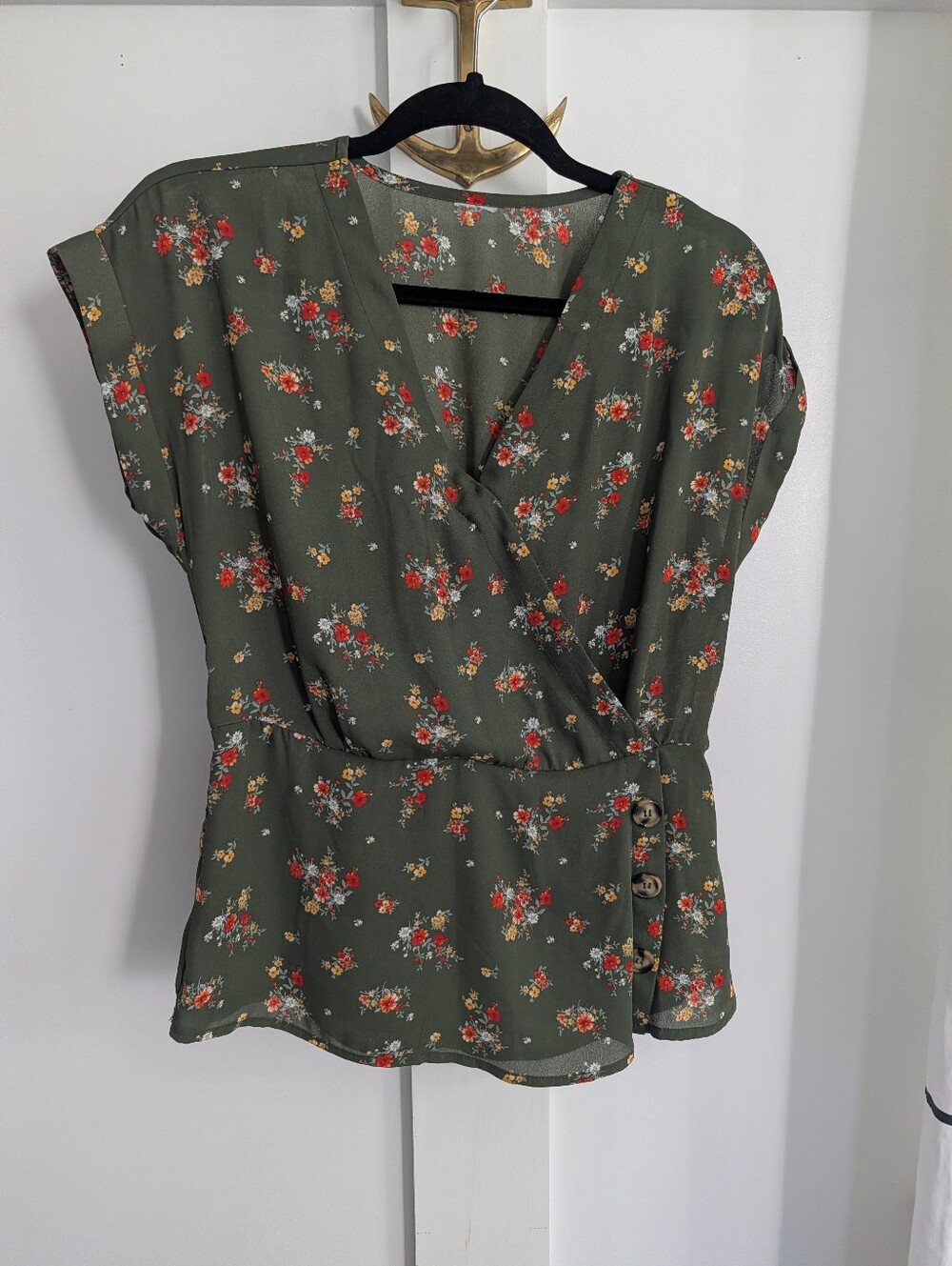 Olive Green Floral Short Sleeve Top Size 7-9 S/M V Neck Tortoise Look Buttons